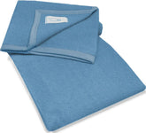 Blauw kleurige Aabe deken Novum gemaakt van scheerwol.